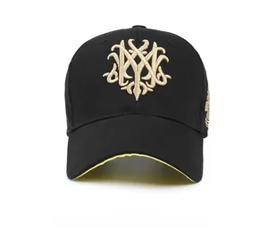 Detail einer Baumwoll-Baseballkappe mit goldener 3D-Stickerei und gelbem Schirmrand