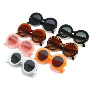 Plusieurs coloris de lunettes de soleil rétro à monture ovale épaisse pour femmes