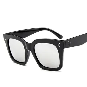 Klassische quadratische schwarze Sonnenbrille mit silbernen Nieten auf weißem Hintergrund