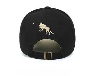 Detail der schwarzen Baseballkappe mit goldener Wolfsstickerei und verstellbarer Schnalle