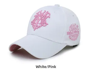 Detail der weißen Baumwoll-Basecap mit rosa geometrischer 3D-Stickerei und Seitenlogo