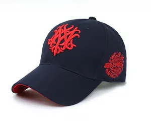 Detailaufnahme der dunkelblauen Baseballkappe mit roter 3D-Stickerei und seitlichem Logo