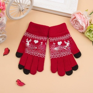 Detail von roten Strickhandschuhen mit weißen Rentier-Mustern und Touchscreen-Fingerkuppen