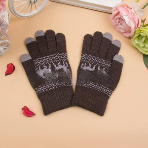 Detailansicht der dunkelbraunen Thermo-Strickhandschuhe mit Touchscreen-Tips und Rentier-Muster