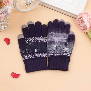 Details von Winter-Touchscreen-Handschuhen mit Schneeflocken-Rentier-Muster und Plüschfutter