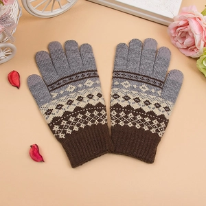 Details von warmen Winter-Strickhandschuhen mit dickem Fleecefutter und Touchscreen-Funktion