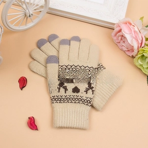 Detail von warmen beigen Strickhandschuhen mit braunem Rentier- und Schneeflockenmuster