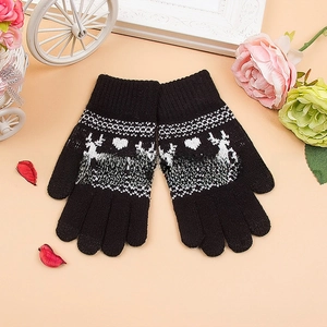 Detailaufnahme schwarzer Strickhandschuhe mit weißen Rentier-Mustern und Rippbündchen