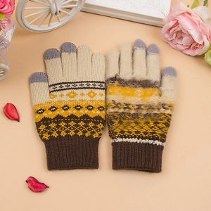 Detailansicht der Strick-Winterhandschuhe mit Jacquardmuster und Touchscreen-Funktion