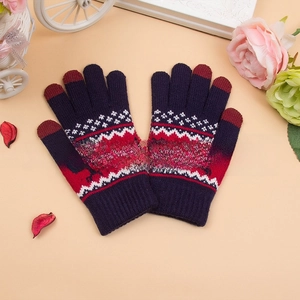 Detailierte Strickstruktur der nordischen Winterhandschuhe mit Hirschmuster