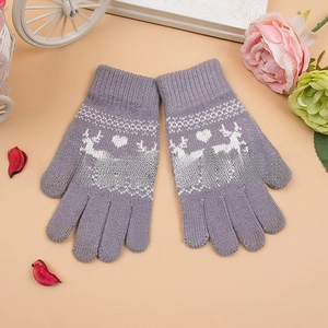Detail grauer Touchscreen-Strickhandschuhe mit weißen Rentier- und Herzmustern