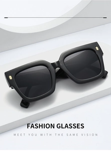 Gros plan sur des lunettes de soleil carrées noires avec monture brillante et détails dorés