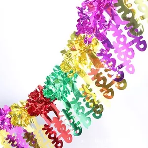 Dettaglio della scritta Happy Birthday in nastro metallico colorato per feste