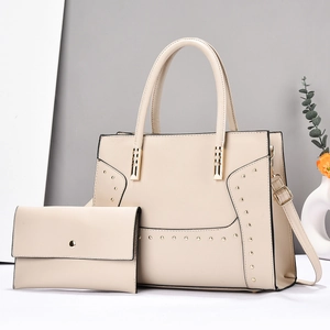 Ensemble sac cabas en cuir PU crème avec rivets dorés et pochette assortie