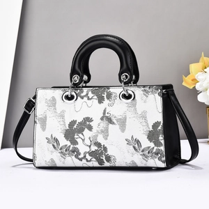 Sac fourre-tout élégant avec imprimé floral noir et blanc et anses en cuir pour femme