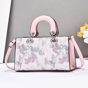 Sac fourre-tout rose en similicuir avec broderies florales et poignées rondes