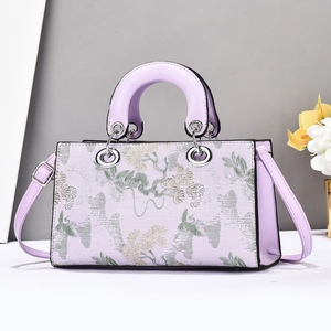 Détail du sac cabas lilas avec broderie florale verte et poignées rondes élégantes