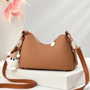 Sacoche marron en tissu tissé avec détails en cuir et charm peluche blanc sur socle
