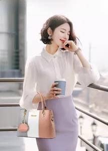 Détail du cabas en cuir tricolore avec chaîne dorée raffinée et mini pochette accessoire