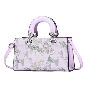 Vue frontale du sac cabas brodé lilas avec des anneaux en métal argenté et une bandoulière