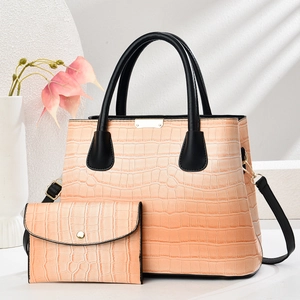 Borsa tote in coccodrillo color pesca con bustina abbinata e manici neri a contrasto