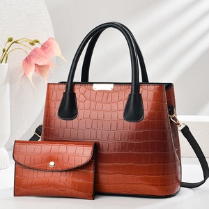 Set borsa marrone con motivo a coccodrillo, sfumature di colore e grande capacità spalla
