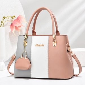Sac à main en cuir tricolore avec panneaux gris, blancs, roses et logo doré