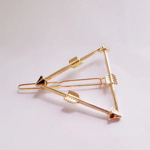 Minimalistische goldene geometrische Dreieck-Haarspange für Damen mit Metallglanz