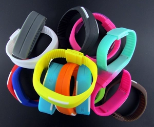Vue détaillée des bracelets en silicone colorés pour montres tactiles LED