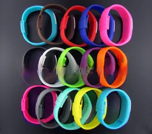 Disposition en matrice de bracelets de sport en silicone avec boutons-pression réglables