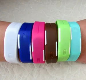 Bracelets de sport LED en silicone de six couleurs vives avec des motifs gaufrés au poignet