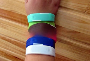 Détail de plusieurs bracelets en silicone colorés pour montres tactiles LED au poignet