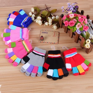 Vue à plat de gants tricotés à rayures colorées pour enfants en six coloris chauds