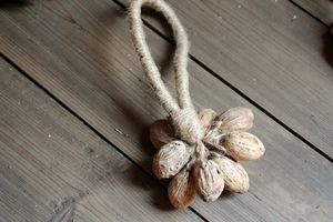 Gros plan de graines de pin naturelles et corde de jute pour une décoration rétro