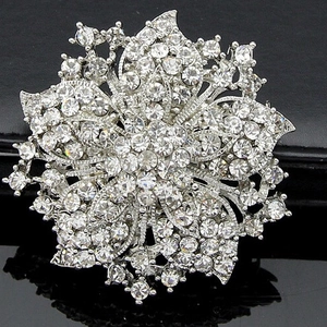 Elegant silver flower brooch pin for women inlaid with sparkling crystal rhinestones
