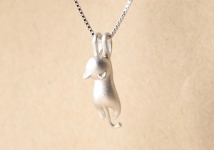 Creative S925 sterling silver playful cat pendant necklace with frosted finish for women