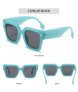 Vues détaillées de lunettes de soleil carrées avec monture bleue et verres gris