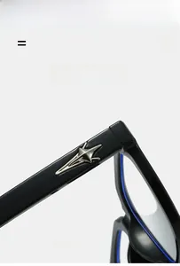 Détail de la branche de lunettes TR noire avec étoile argentée et finition brillante