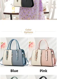 Détails du sac à main multicolore montrant le cuir texturé et les pendentifs en métal