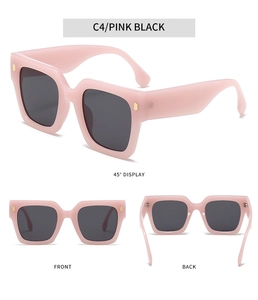 Vues sous trois angles de lunettes de soleil carrées roses avec décor en métal