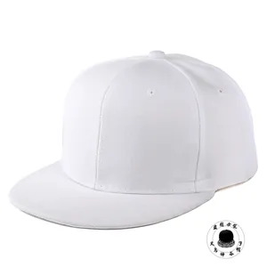 Vista dettagliata del cappellino snapback bianco a sei pannelli con visiera piatta in cotone