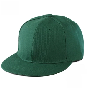 Dettaglio di un cappello snapback verde scuro in twill di cotone con design a sei pannelli