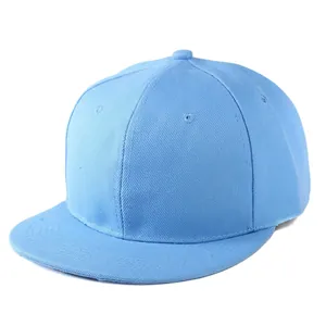 Vista laterale di un cappello snapback celeste con visiera piatta in tessuto di cotone