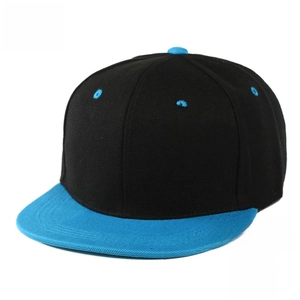 Dettaglio del cappellino snapback bicolore nero e blu con visiera piatta e design a sei pannelli