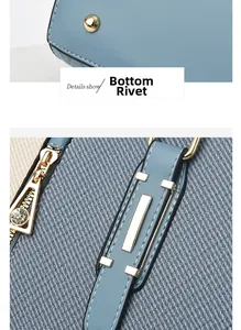 Gros plan des clous dorés et du zip en strass sur le sac à main bicolore bleu et or