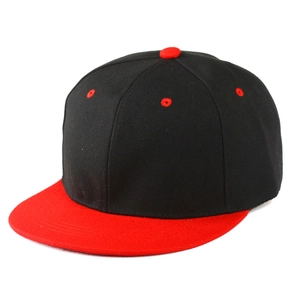 Cappellino da baseball a tesa piatta bicolore nero e rosso da un angolo di 45 gradi