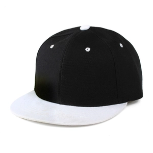 Dettaglio cappello snapback nero con visiera bianca e trama in cotone twill rifinita