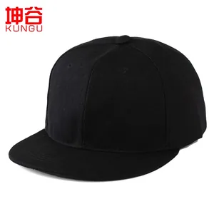 Dettaglio di un cappello hip-hop nero semplice con visiera piatta e trama in twill