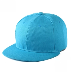 Dettaglio del cappellino snapback blu a tesa piatta con fori di ventilazione traspiranti