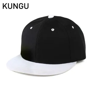 Dettaglio di un cappello da baseball in twill nero con visiera piatta e bottone bianchi